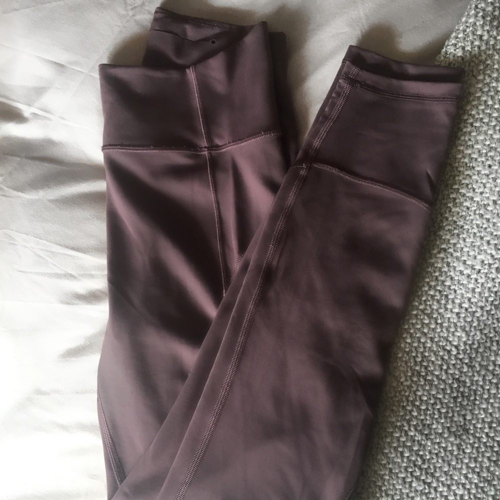Lululemon SIZE: 6, mauve, NO pilling